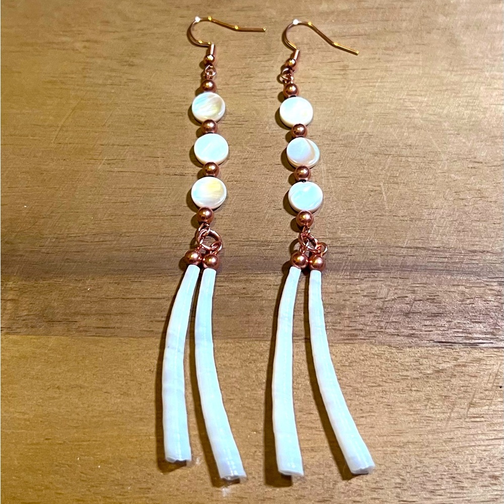 Beautiful copper tone findings, round shells paired witb detallium shells!